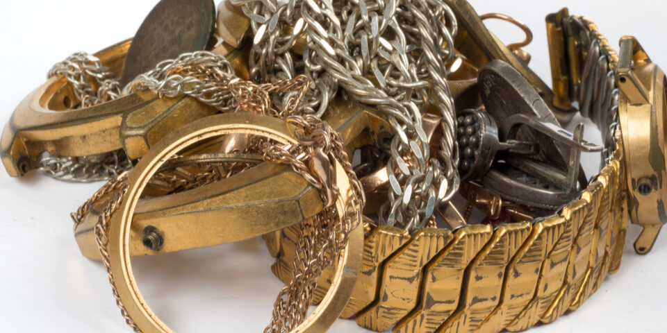 A variety of old jewellery which is broken and unused