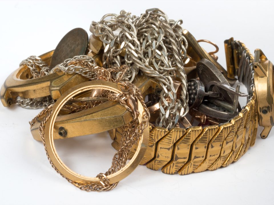 A variety of old jewellery which is broken and unused